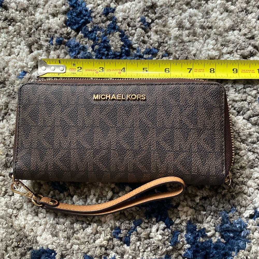 Micheal kors wrist wallet
